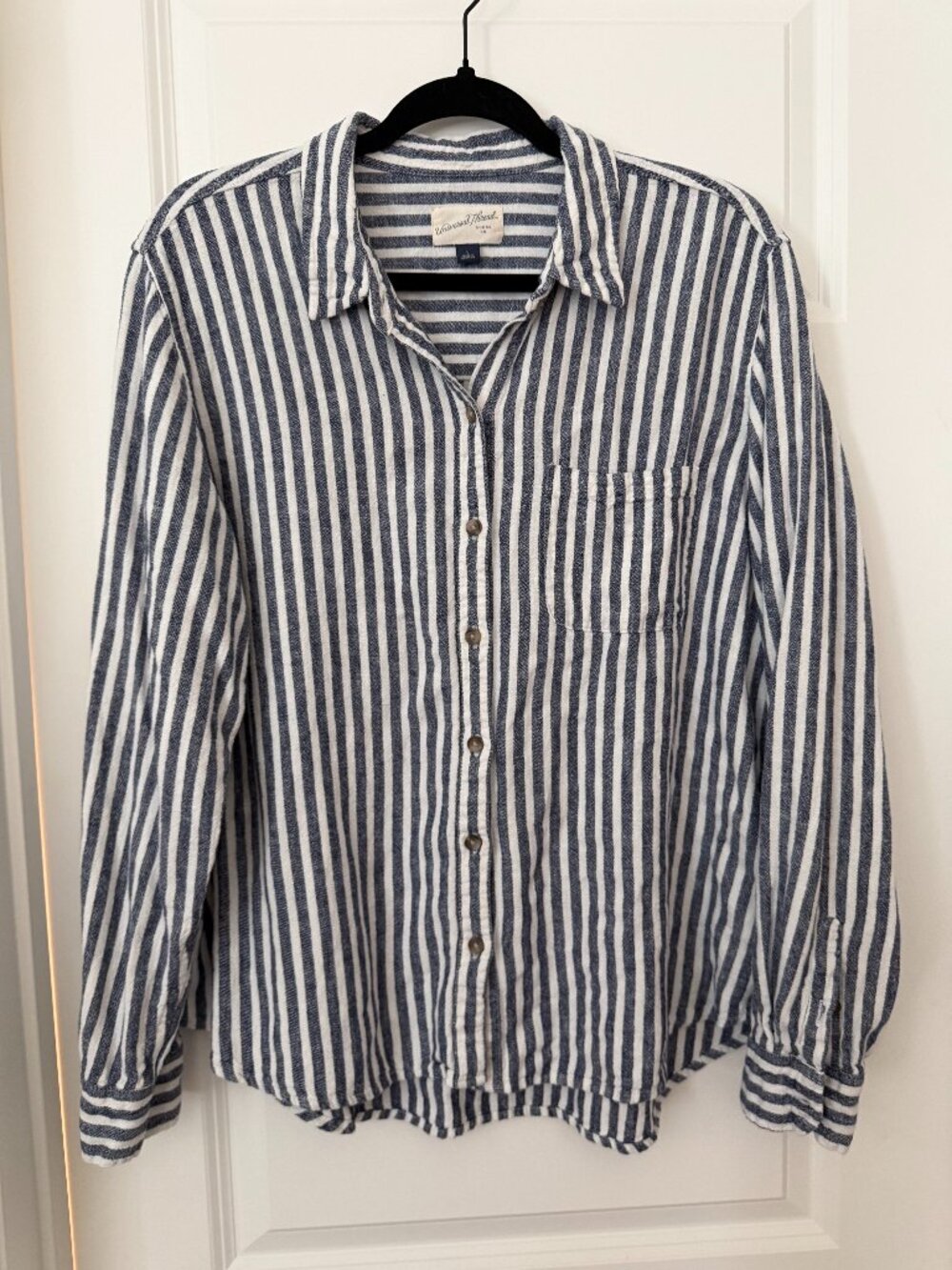 Universal Thread Striped Linen Blend Button-Up Shirt Relaxed Fit Navy and white